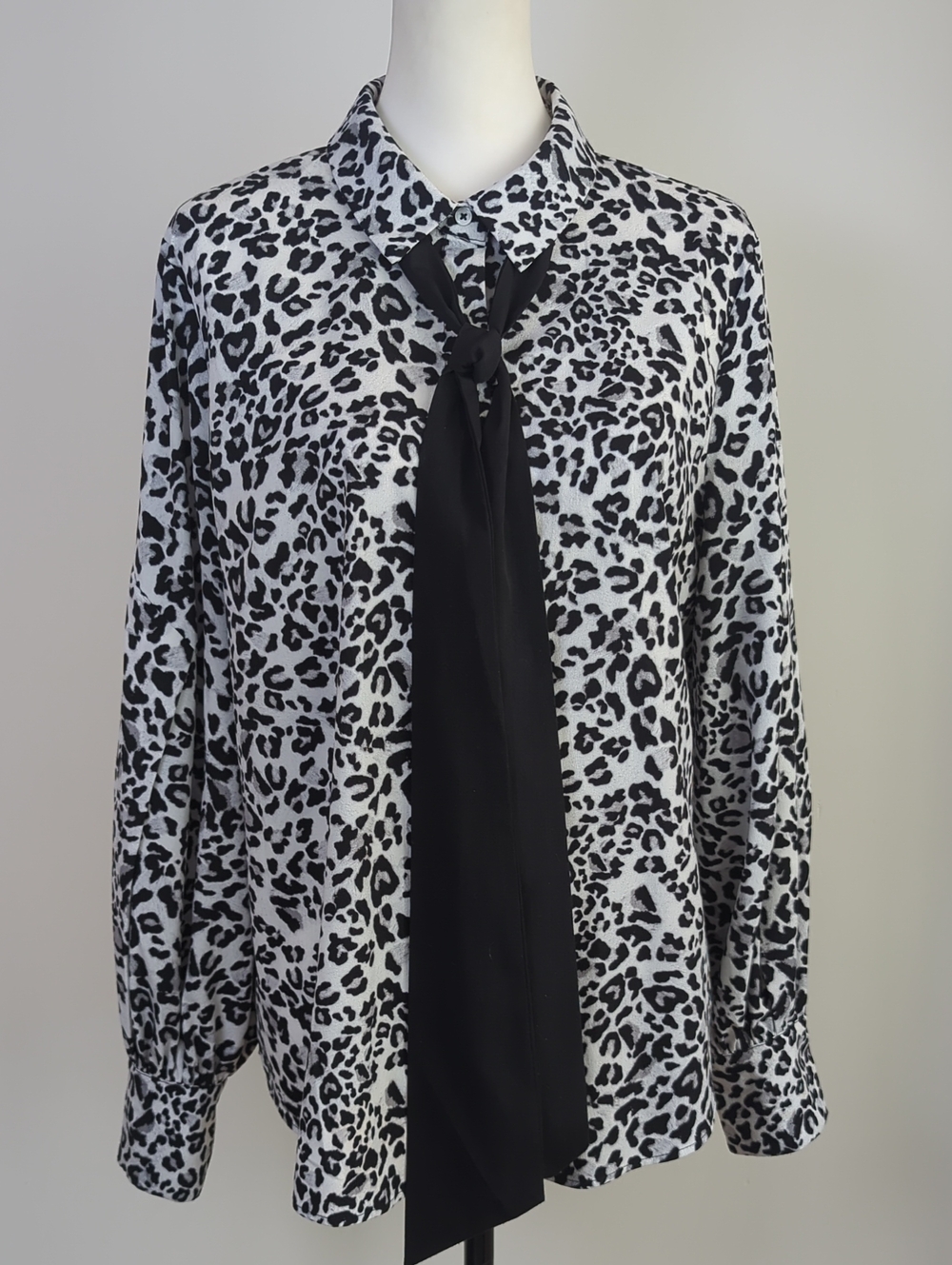 Riley & Rae Shadow Leopard Print Tie Neck Bow Blouse Button Down Grey Top LARGE